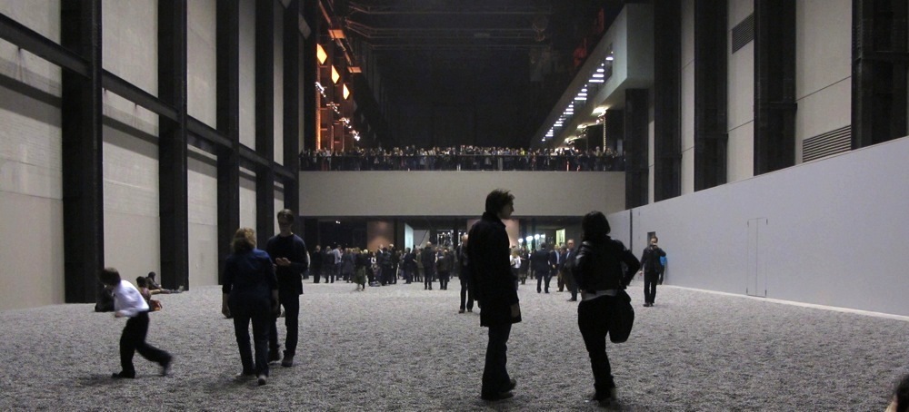 开幕式当晚，1500位观众俯视涡轮大厅里的艾未未作品。但两天之后，泰特现代艺术馆禁止了观众直接与作品接触，因为产生的尘埃具有健康隐患。