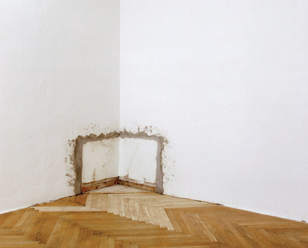 博杨•沙尔切维奇、《世界角落》、1999、砖水、泥墙纸、木头、展览现场、柏林Carlier | Gebauer画廊。
&nbsp;