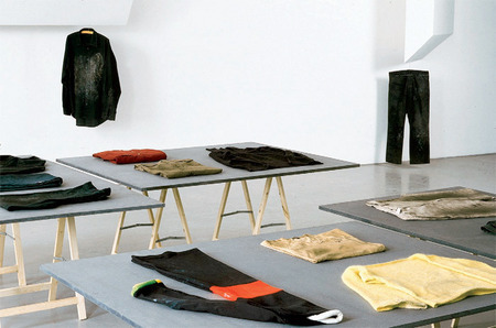 博杨•沙尔切维奇、《她/他工作时穿的喜欢的衣服》、2000、27件衣物、MDF桌。展览现场德国不莱梅的Gesellschaft für Aktuelle Kunst。
&nbsp;