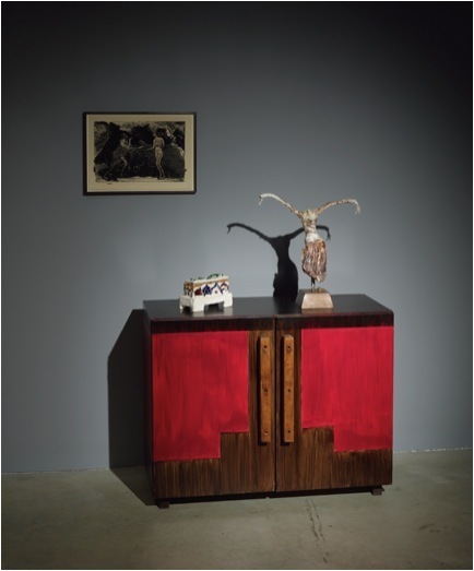 “Markus Selg: 新的开始,”展览现场， 2010, VilmaGold画廊, 伦敦。墙上：《先兆》, 2010.柜子: Markus Selg与Astrid Sourkova, 《芬妮》, 2010. 柜子之上: 《狂喜》, 2010.