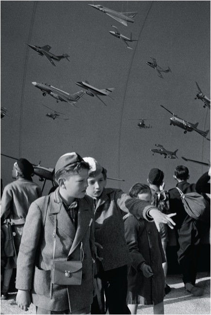 Henri Cartier-Bresson, 比利时布鲁塞尔世博会，1958,黑白照片30x21cm。