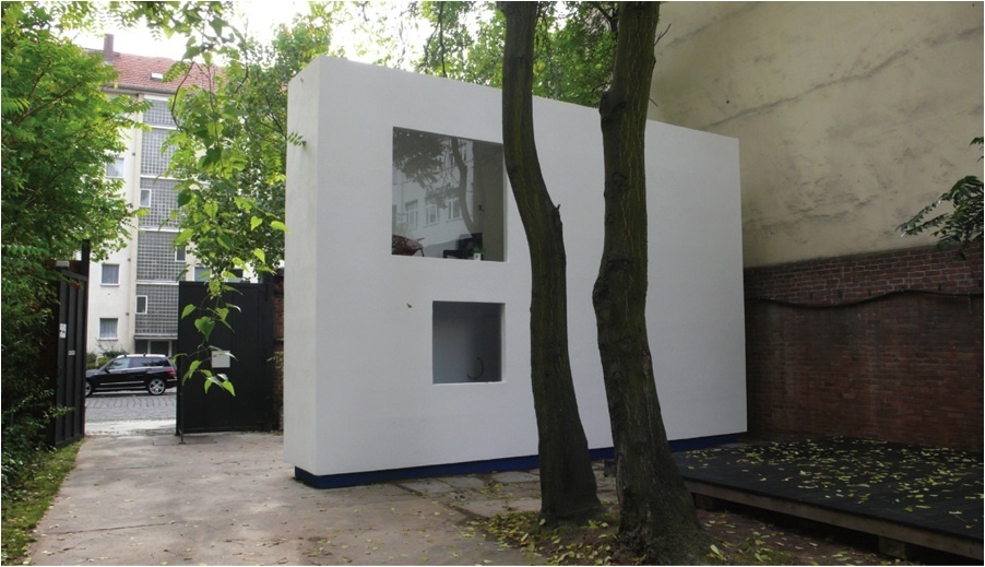 Jean-Pascal Flavien, 没有戏剧的房屋， 2010,综合材料，装置，Galerie Giti Nourbakhschcourtyard,柏林.