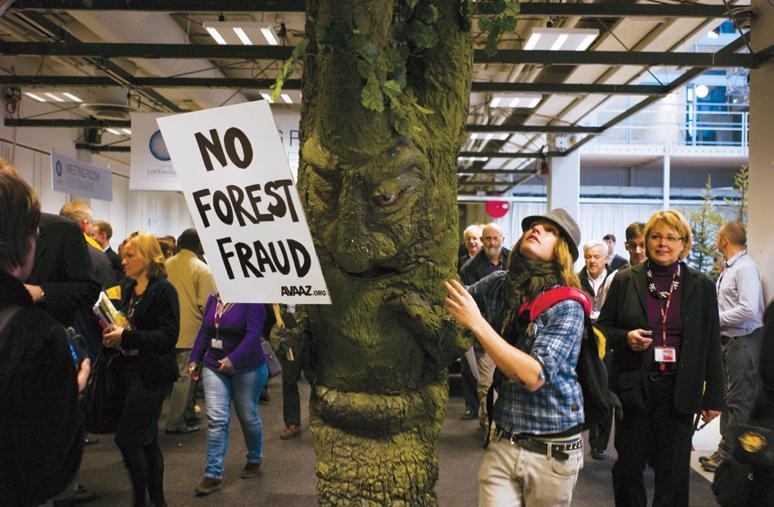 联合国气候变化大会期间Avaaz组织的“反对森林欺骗”活动，抗议奥地利、芬兰和瑞典的森林砍伐统计政策，2009年12月8日.