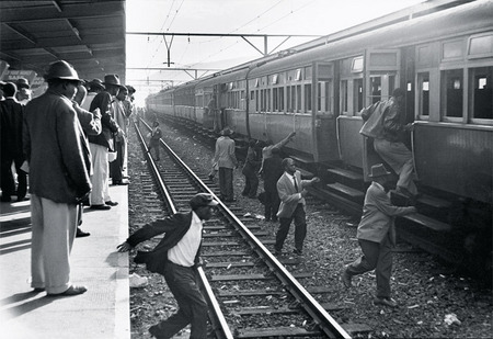 厄内斯特•科尔、傍晚高峰期、约翰内斯堡火车站站台上的非洲人、ca. 1960、 黑白摄影、 
32 x 22cm
