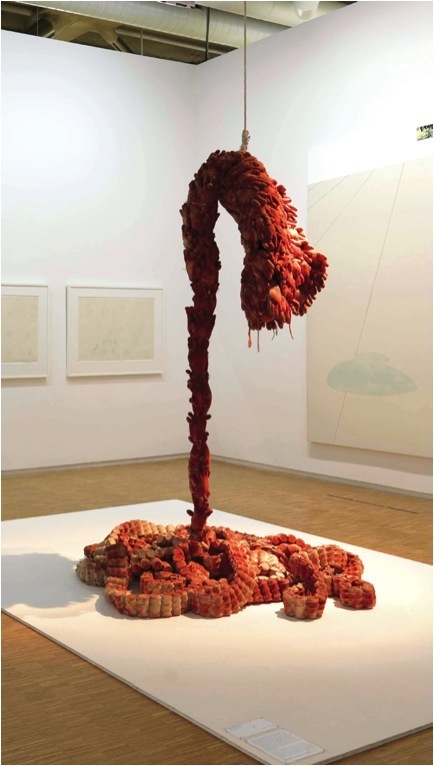 草间弥生、《我的花床》、1962、弹簧床面、棉手套、颜料。展览现场、巴黎蓬皮杜中心、2010。