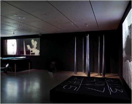 “表演7：琼•朱纳斯的海市蜃楼”现场、2010。纽约现代艺术博物馆。