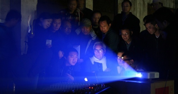 刘香成（中间）在幻灯晚会上。