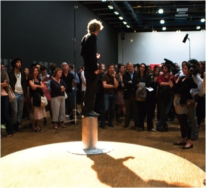 萨阿丹•阿菲夫展览“黑色幽默文集”开幕现场行为表演，2010年，巴黎蓬皮杜中心，2010年9月14日。
