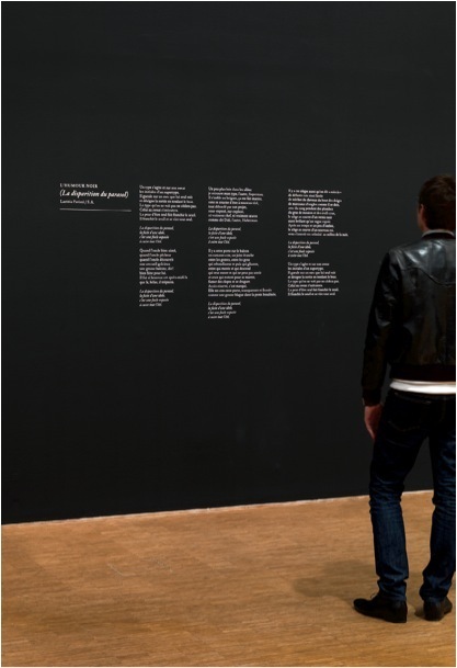 参观者在阅读Laetitia Pariani为萨阿丹•阿菲夫展览所撰写的文字，2010年，巴黎蓬皮杜中心，2010年9月18日。摄影：Florian Kleinefenn。