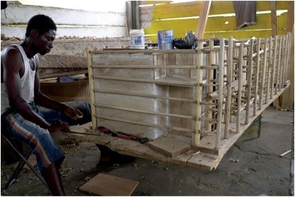 Kudjoe Affutu在他的工作坊，阿瓦图，加纳，2010年5月30日。