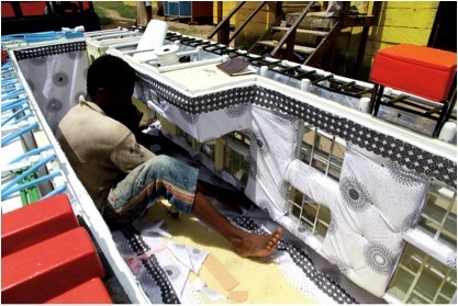 Kudjoe Affutu在他的工作坊前， 阿瓦图，加纳，2010年7月8日。
摄影：Regula Tschumi。
