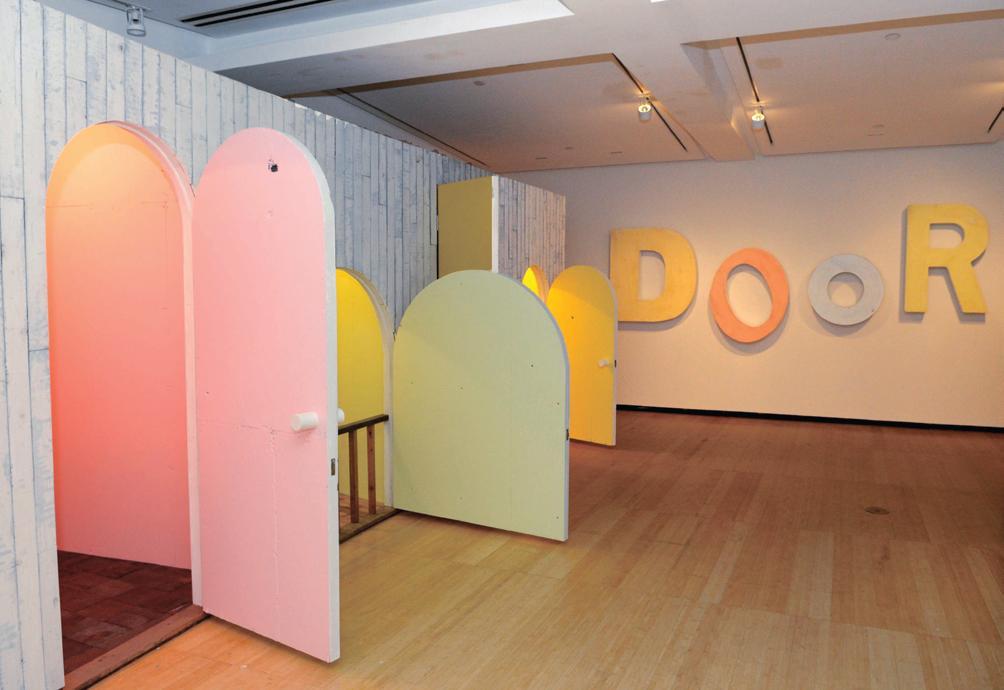 奈良美智，《门》，2006，综合媒介。装置，亚洲协会博物馆，纽约，2010。