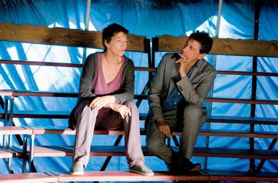 里维特、《36个角度看圣卢山》、2009、 35毫米彩色影片剧照、84分钟。Kate (Jane Birkin) 和 vittorio 
(sergio Castellitto).
