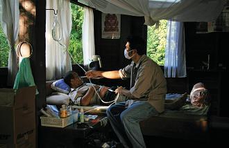 阿彼察邦、《能召回前世的布米叔叔》、2010、彩色影片剧照、 16毫米转35毫米、 114分钟。布米(thanapat saisaymar)和贾艾(samud kugasang)。
&nbsp;