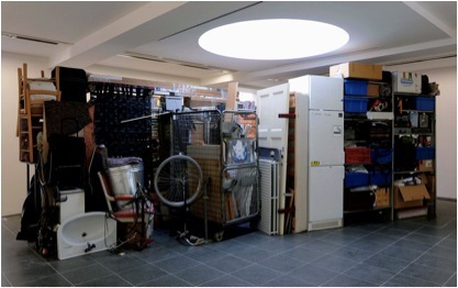 克拉拉•利登，《诡异的操纵》，2007年，艺术家斯德哥尔摩公寓的所有物品，展览现场，伦敦蛇形画廊，2010年。