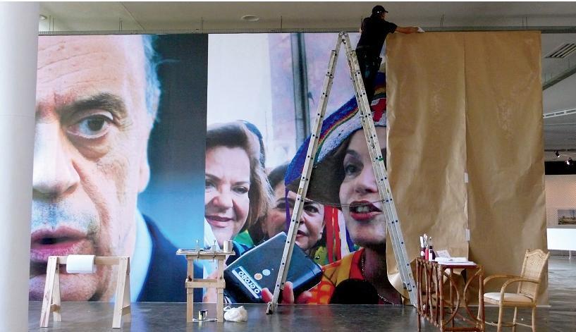 工人们参加罗伯特-雅各比
《没图像 灵魂从不思考》，2010，29届圣保罗双年展现场，Pavilhao  
Ciccillo Matarazzo, July 27, 2010。
