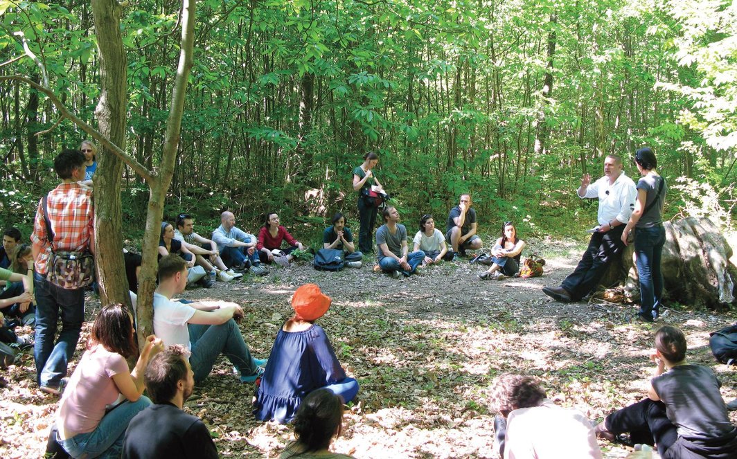 经济地理学家Angus Cameron在讲话，这是戈尔丁+塞内比的《被金钱斩首》（2010）的一部分。马尔里森林，法国伊夫林省，2010年5月23日。