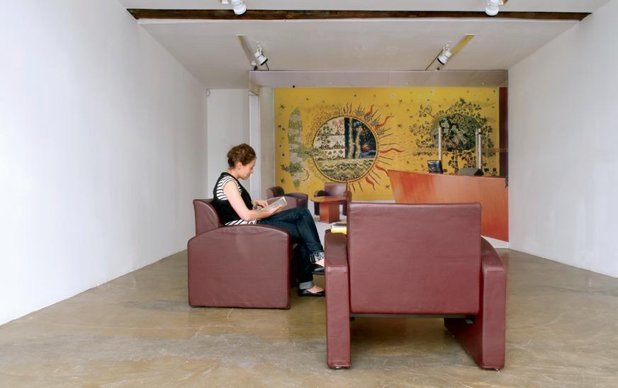 “戈尔丁+塞内比：被金钱斩首”（2010）照片，Kadist艺术基金会，巴黎。方案参与人员：Angus Cameron（经济地理学家），K. D.（科幻小说作者），Anna Heymowska（布景设计师），Johan Hjerpe（平面设计师）和Kerwin Rolland（音效设计师）。