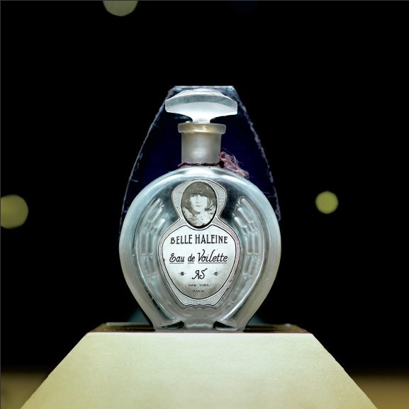 杜尚, 《Belle Haleine香水瓶》, 1921, 香水瓶、标签于椭圆区域，16.5 x 11.4 x （约）3.8cm。