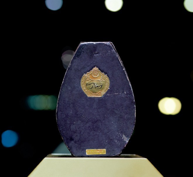 杜尚, 《Belle Haleine香水瓶》, 1921, 香水瓶、标签于椭圆区域，16.5 x 11.4 x （约）3.8cm。关闭的香水盒。