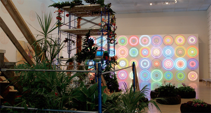 “多多益善”展览现场， 玫瑰艺术博物馆，马萨诸塞州沃尔瑟姆。