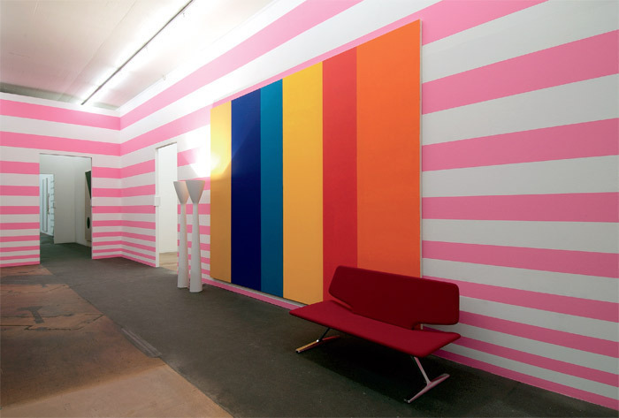 约翰•阿姆雷德，《家具雕塑》，AH (Enil Aekat)，2006， 灯、绘画、沙发，绘画：300 x400cm，沙发：228 x140 x68cm。