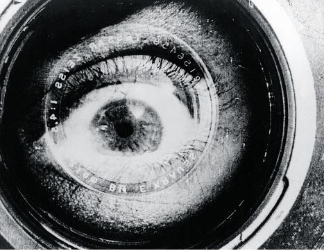 维尔托夫，《持摄影机的人》，1929，35毫米黑白影片剧照，68分钟。