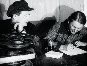 维尔托夫和妻子斯洛维娃在工作，20年代初。纪录片A Survey of Goskino（1924）剧照。
