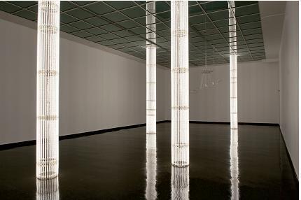 塞里斯-怀恩-埃文斯2011展览现场，挪威Bergen美术馆。前景：S=U=P=E=R=S=T=R=U=C=T=U=R=E，2010。背景：《无题》，2011。