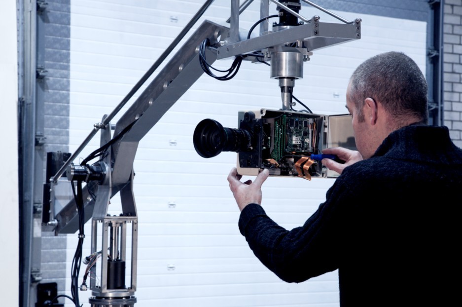 Marnix de Nijs (荷兰)，《15分钟的生物学名气》，2010，互动装置－摄像机器人，特制摄像头，摄像轨道车与软件，LCD屏幕与投影。