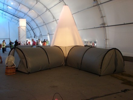 Chris Chafe，Greg Niemeyer（瑞士／美国），《西红柿五重奏》，2011，乘有植物的互动装置、帐篷、联网空气探测仪、电扇、五声道声音系统、以及音乐服务器。