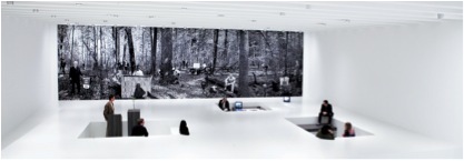 马库加 《由内突破》（局部）2011 沃克艺术中心收藏物 挂毯由马库加制作（迷失Forty，2011）。装置现场，明尼波利斯沃克艺术中心。前左：Joseph Beuys,《玫瑰指导民主》 , 1973.墙面: 马库加《迷失Forty 》2011。
&nbsp;
