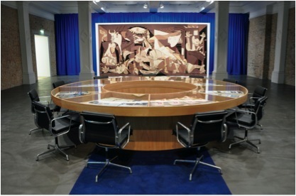 高什卡-马库加 《野蛮的本质》（整体和局部）2009 挂毯 木头和玻璃桌，皮革和金属椅，铜制雕塑。展览现场，白教堂画廊，伦敦。
&nbsp;