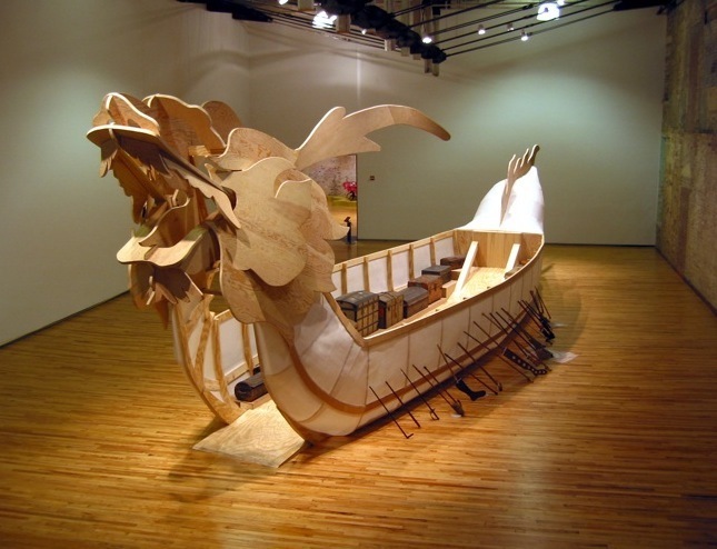 黄永砯，《龙舟》，2002，综合材料，尺寸1800x350x500cm。