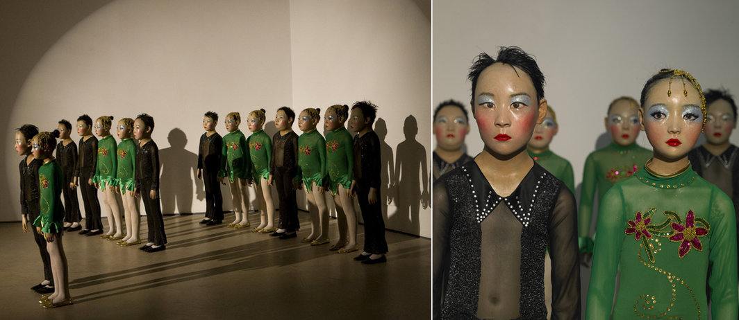 上图：黎薇，《合唱团》，2010，在“英雄”展览的现场，2011年9月。