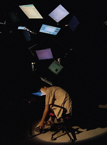 金江波，《网聊》，2008，装置，二十个DVD，播放器，二十台，显示屏，一台电脑，机动真人。