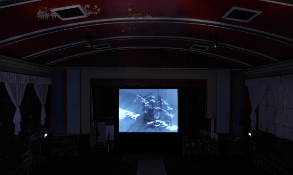 露西-思卡尔（Lucy Skaer),《废弃的投影胶片》, 2011, 35 mm影片的剧照, 20分钟。现场的场景。 (摄影： Simon Warner)