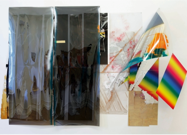 伊萨•根泽肯，《风1（戴维）》（Wind I [David]），2009，镜面铝箔纸、塑料薄片、纸本彩喷、喷漆、漆、带子、金属， 198 x300cm。