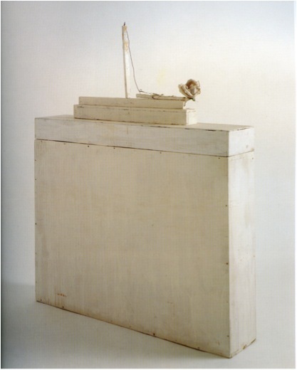 塞·托姆布雷，《Aurora》，1981, 木、塑料花、麻线、油漆、石膏、铁钉、电线，137 x 110 x 22cm。
