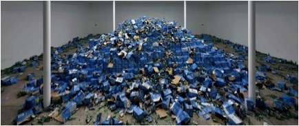 1, 西普里安·加亚尔（Cyprien Gaillard）,《发现的恢复》， 2011， 纸箱、玻璃、金属、啤酒、装置展览现场， KW当代艺术协会，柏林。