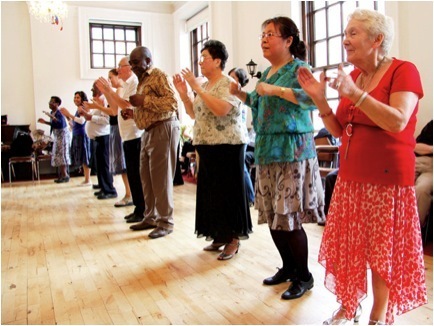 茶舞课(Tea Dance class)在克里斯托弗·布切的皮卡迪利社区中心，伦敦，2011。