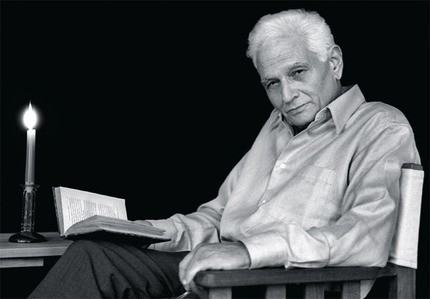 2001年1月6日，雅克·德里达在巴黎附近的Ris-Orangis家中. 摄影：Joel Robine/AFP/Getty Images.