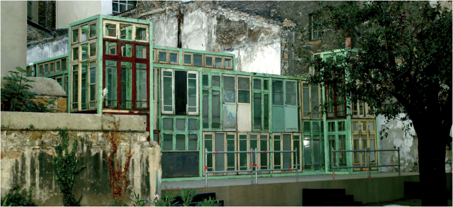刘韡，《徘徊者I》，2007，窗、 门、桌、椅、土、风扇。展览现场，第九届法国里昂双年展，2007。摄影： Gérald Groult。