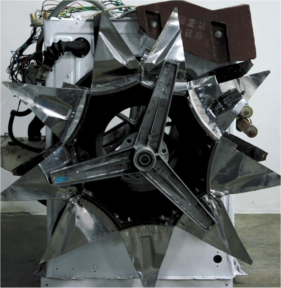 刘韡，《反物质》，2006，洗衣机、胶带，84 x 89 x 86 cm，选自《反物质》系列，2006。