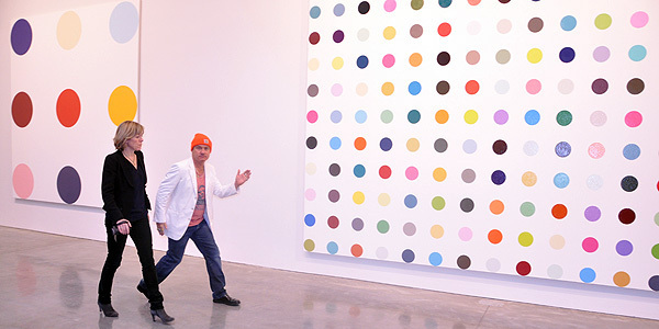 达明·赫斯特（右）在纽约的“达明·赫斯特全部的圆点画 1986-2011”展览的媒体发布会上。 