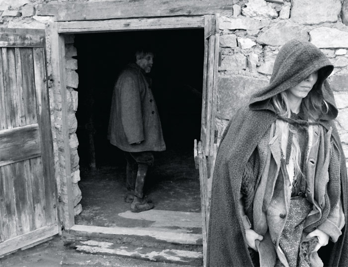 贝拉·塔尔（Béla Tarr）,《都灵之马》 _2011, 黑白35毫米，146分钟，剧照，奥斯多夫 (János Derzsi) 与他女孩 (Erika Bók)。