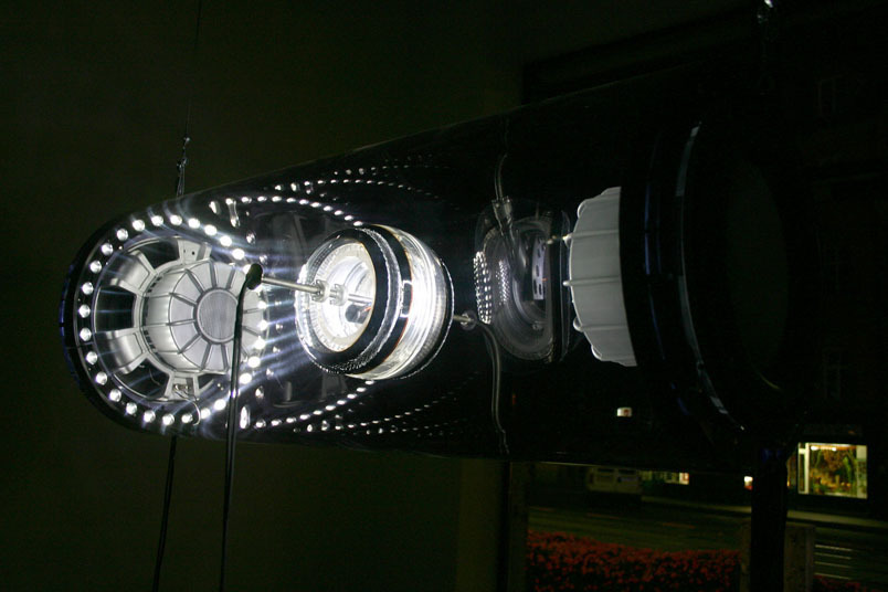 何魏格•威瑟,《迪斯科前之死》（Death Before Disko），2005/2007，树脂玻璃管、磁性流体、两个扬声器、监视器，尺寸：110 x 40 cm。