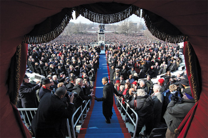 奥巴马来到总统就职典礼现场，华盛顿特区，2009年1月10日，摄影：Jim Bourg-Pool/Getty Images。