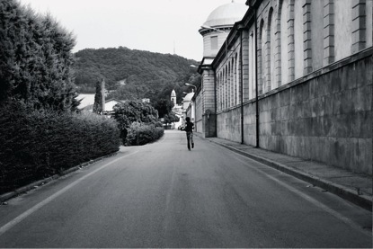马里奥·加西亚•托雷斯，《有阿里杰罗·博埃蒂发型的照片》，2004， 37幅黑白幻灯片之一。