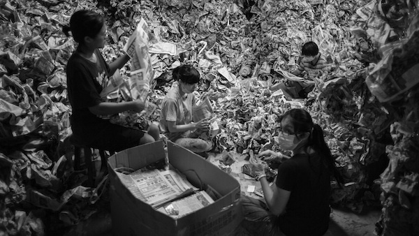 陈界仁 《幸福大厦I》三频高清录像，彩色和黑白，82分钟。剧照。